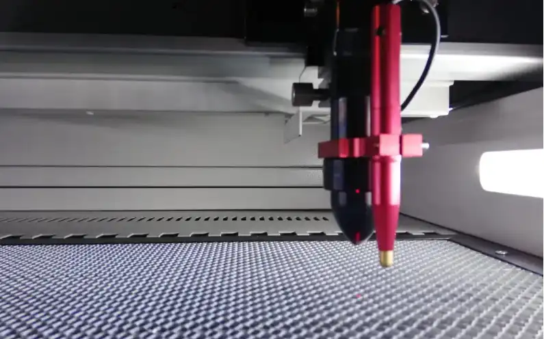 Zoom sur la focale de la découpe laser