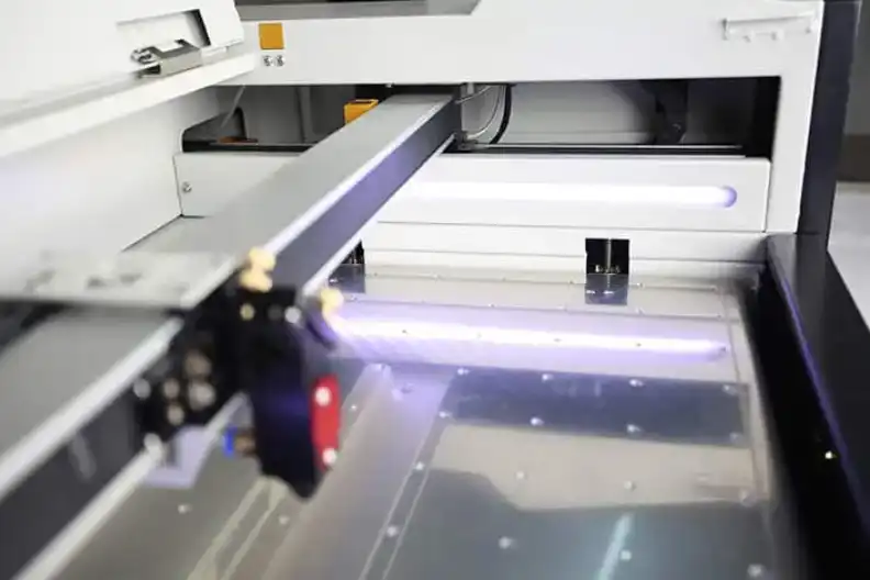Zoom sur les lentilles de la découpes laser