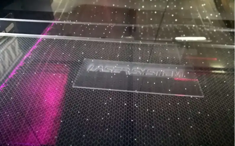Zoom sur le lit de la découpe laser